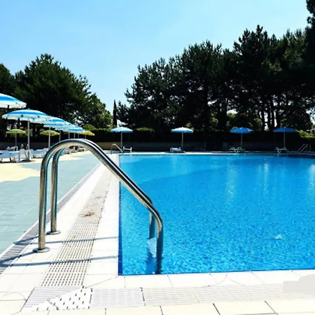 Ideal Getaway With Pool شقة